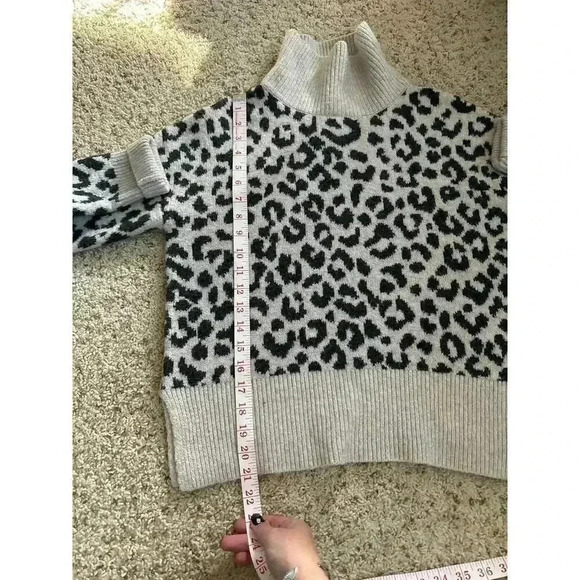 Jessica Simpson Leopard Print Sweater Women's Size XS - Picture 7 of 7